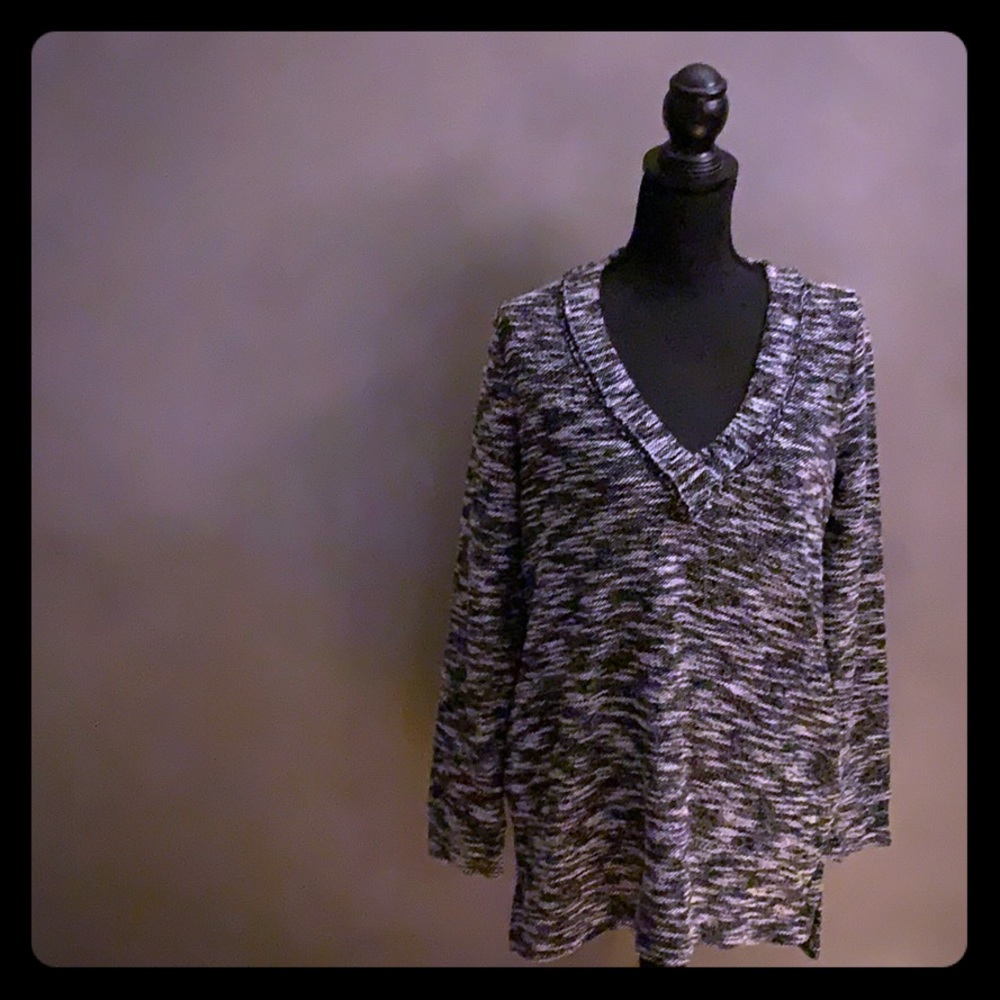 14 & Union B&W marbled V-neck sweater with pockets